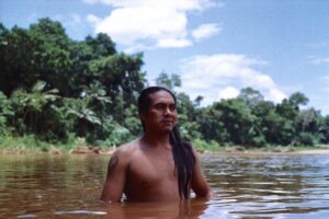 Indigeno nel fiume