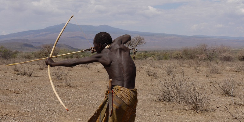 Uomo Hadza con l'arco