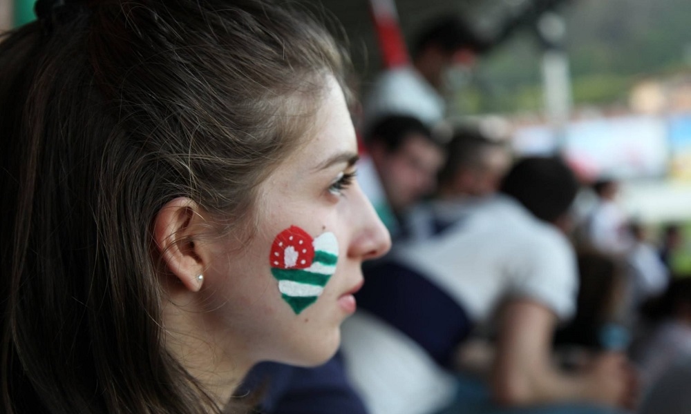 Abcasi - ragazza durante una protesta - Beingaware