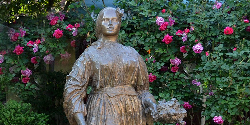 Statua di Emina Sefić