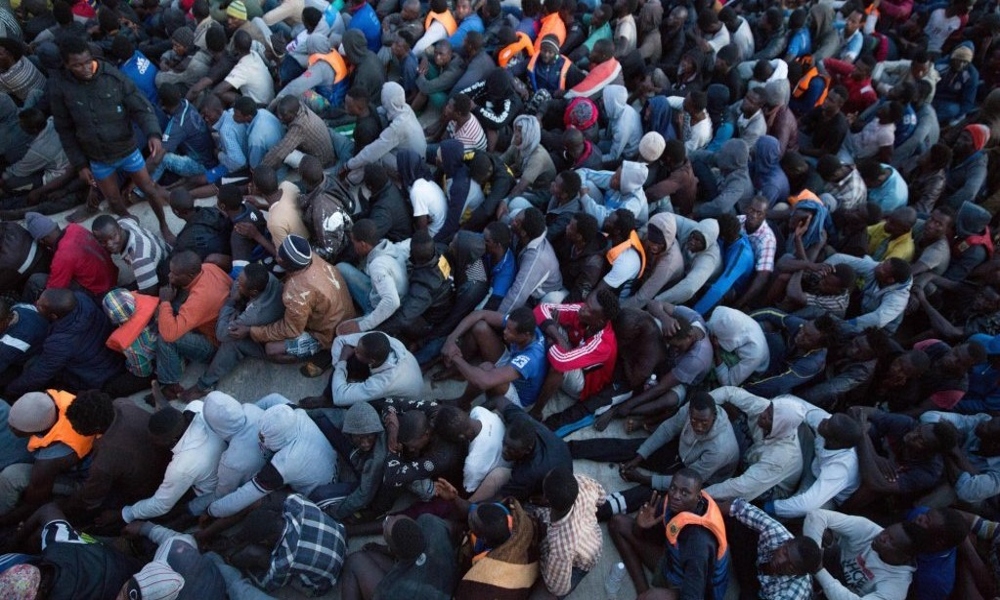 Migranti respinti in Libia - migranti aspettano al porto di Tripoli