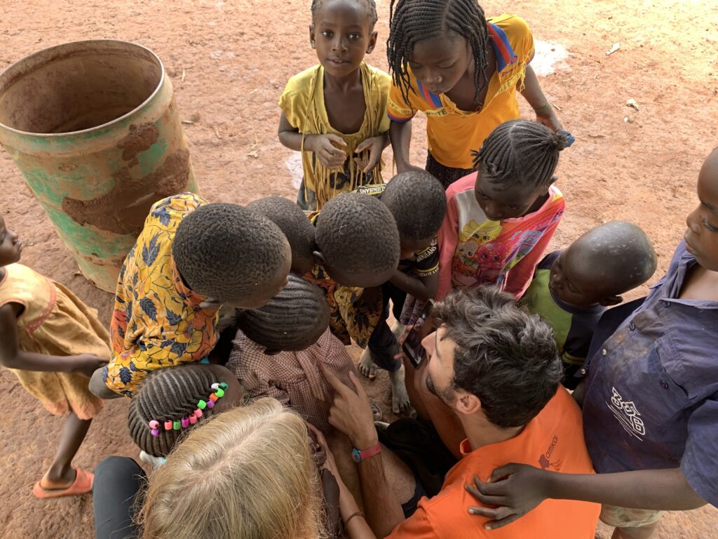 Videochiamata internazionale tra i bambini e le bambine di Kanyaka e la mamma di Guglielmo, dicembre 2020.